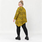 Kuscheliges Feinstrickshirt in Gelb/Schwarz aus flauschigem Garn mit asymmetrischem Saum