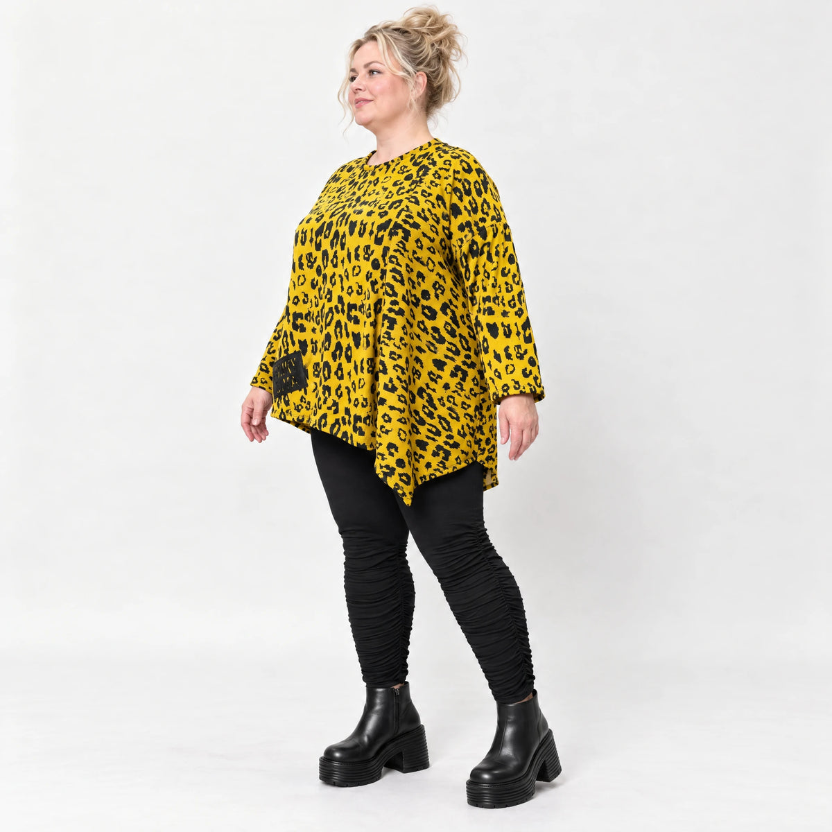 Kuscheliges Feinstrickshirt in Gelb/Schwarz aus flauschigem Garn mit asymmetrischem Saum
