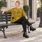 Kuscheliges Feinstrickshirt in Gelb/Schwarz aus flauschigem Garn mit asymmetrischem Saum