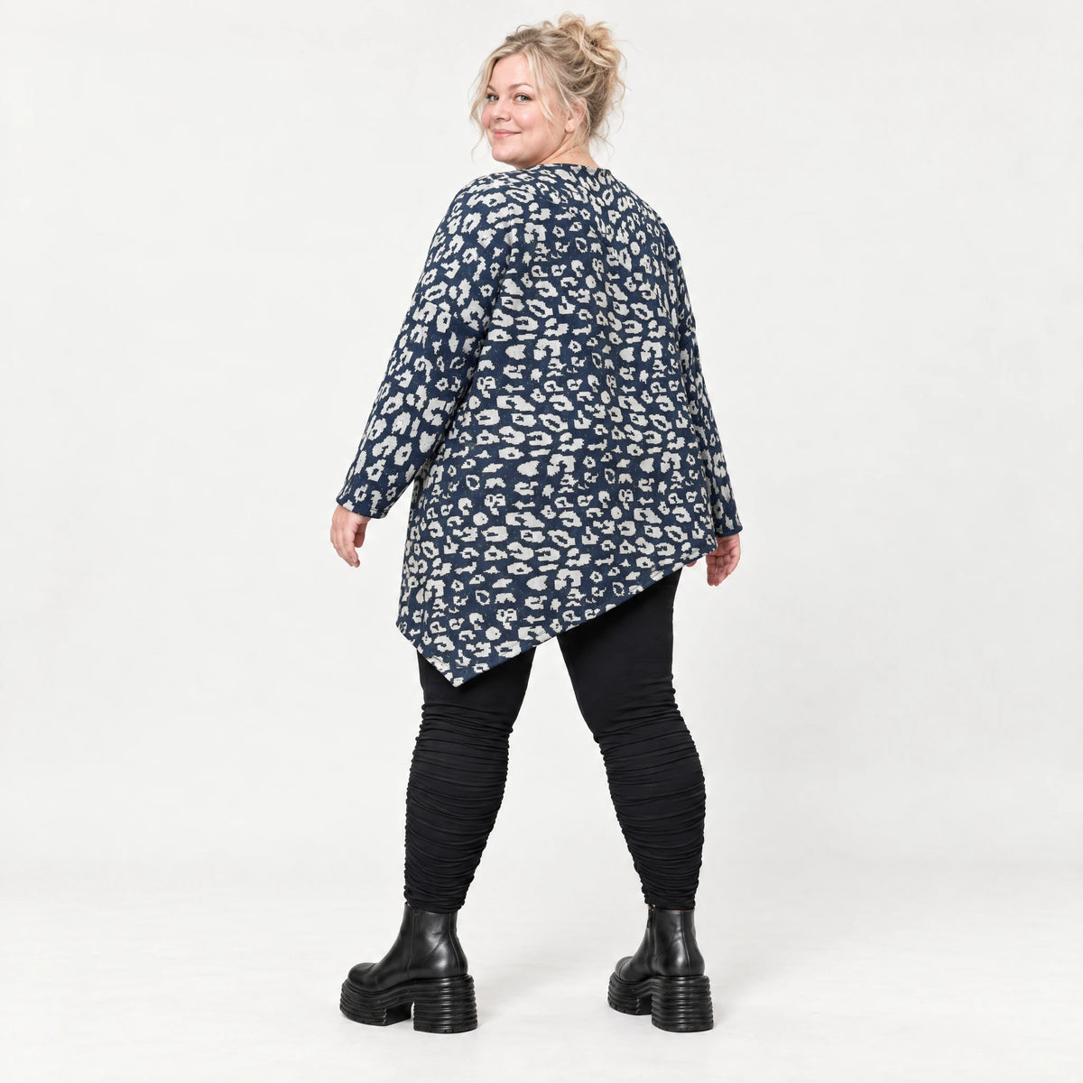 Asymmetrisches Feinstrickshirt in Marineblau/Grau mit Zipfelsaum und Rundhalsausschnitt