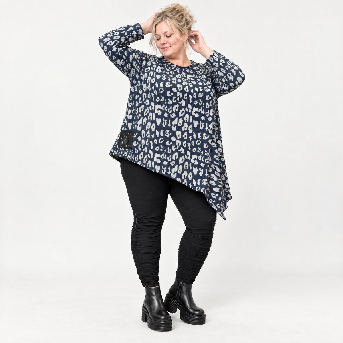 Asymmetrisches Feinstrickshirt in Marineblau/Grau mit Zipfelsaum und Rundhalsausschnitt