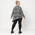 Kuscheliges Feinstrickshirt in Schwarz/Weiß mit asymmetrischem Zipfelsaum für den Winter
