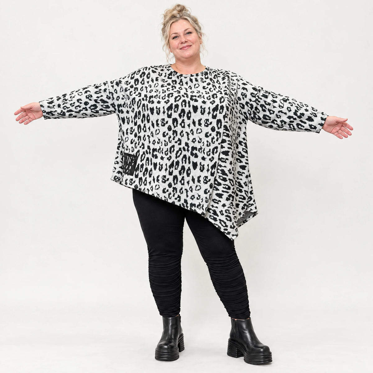 Langarmshirt aus flauschigem Feinstrick in Weiß/Schwarz mit asymmetrischem Zipfelsaum