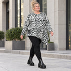 Langarmshirt aus flauschigem Feinstrick in Weiß/Schwarz mit asymmetrischem Zipfelsaum