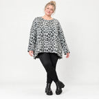 Langarmshirt aus flauschigem Feinstrick in Grau/Schwarz mit A-Linie und Schlitzen am Saum