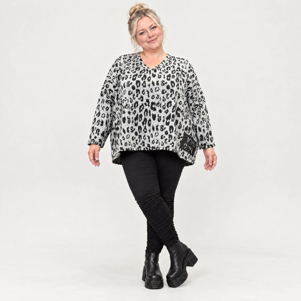 Kuscheliges Strickshirt in Grau/Schwarz aus flauschigem Feinstrick mit V-Ausschnitt