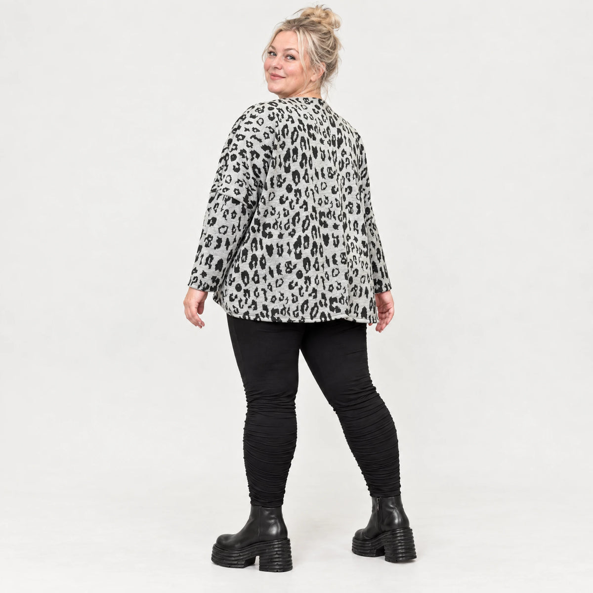 Kuscheliges Strickshirt in Grau/Schwarz aus flauschigem Feinstrick mit V-Ausschnitt