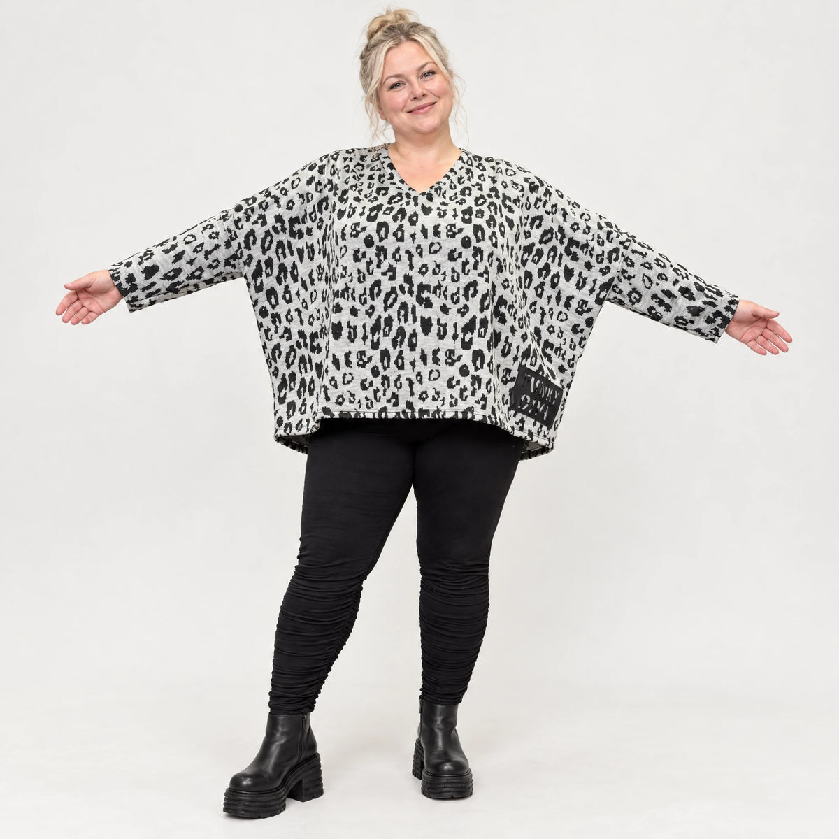 Kuscheliges Strickshirt in Grau/Schwarz aus flauschigem Feinstrick mit V-Ausschnitt