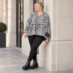 Kuscheliges Strickshirt in Grau/Schwarz aus flauschigem Feinstrick mit V-Ausschnitt