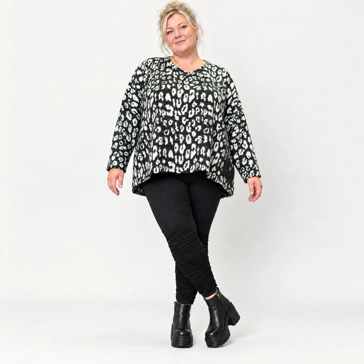 Italienisches Strickoberteil in Schwarz/Weiß mit flauschigem Garn und kastigem Schnitt