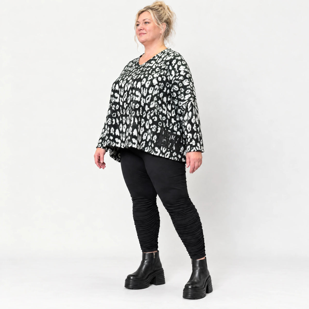 Italienisches Strickoberteil in Schwarz/Weiß mit flauschigem Garn und kastigem Schnitt