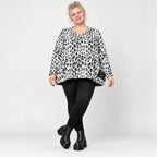 Flauschiger Feinstrickpullover in Weiß/Schwarz mit rundem V-Ausschnitt und kastiger Form