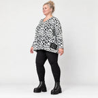 Flauschiger Feinstrickpullover in Weiß/Schwarz mit rundem V-Ausschnitt und kastiger Form
