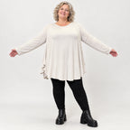 Langarmshirt in Beige aus weichem Modalstretch mit runder Form und Seitennahttaschen