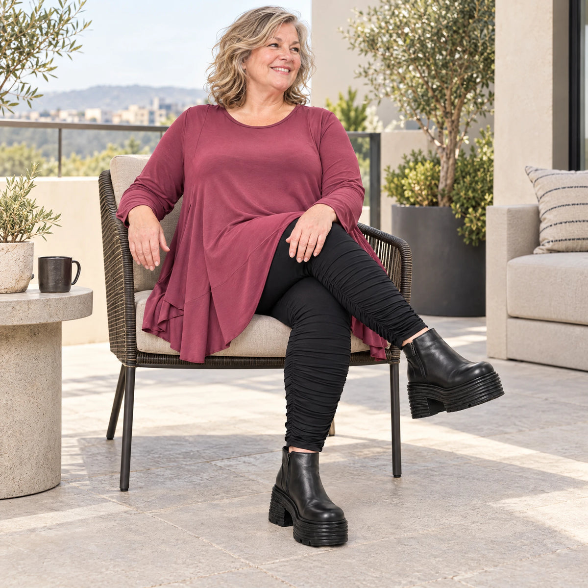 Bequemes Langarmshirt in sattem Bordeaux aus weichem Modal Stretch mit gerundeter Form