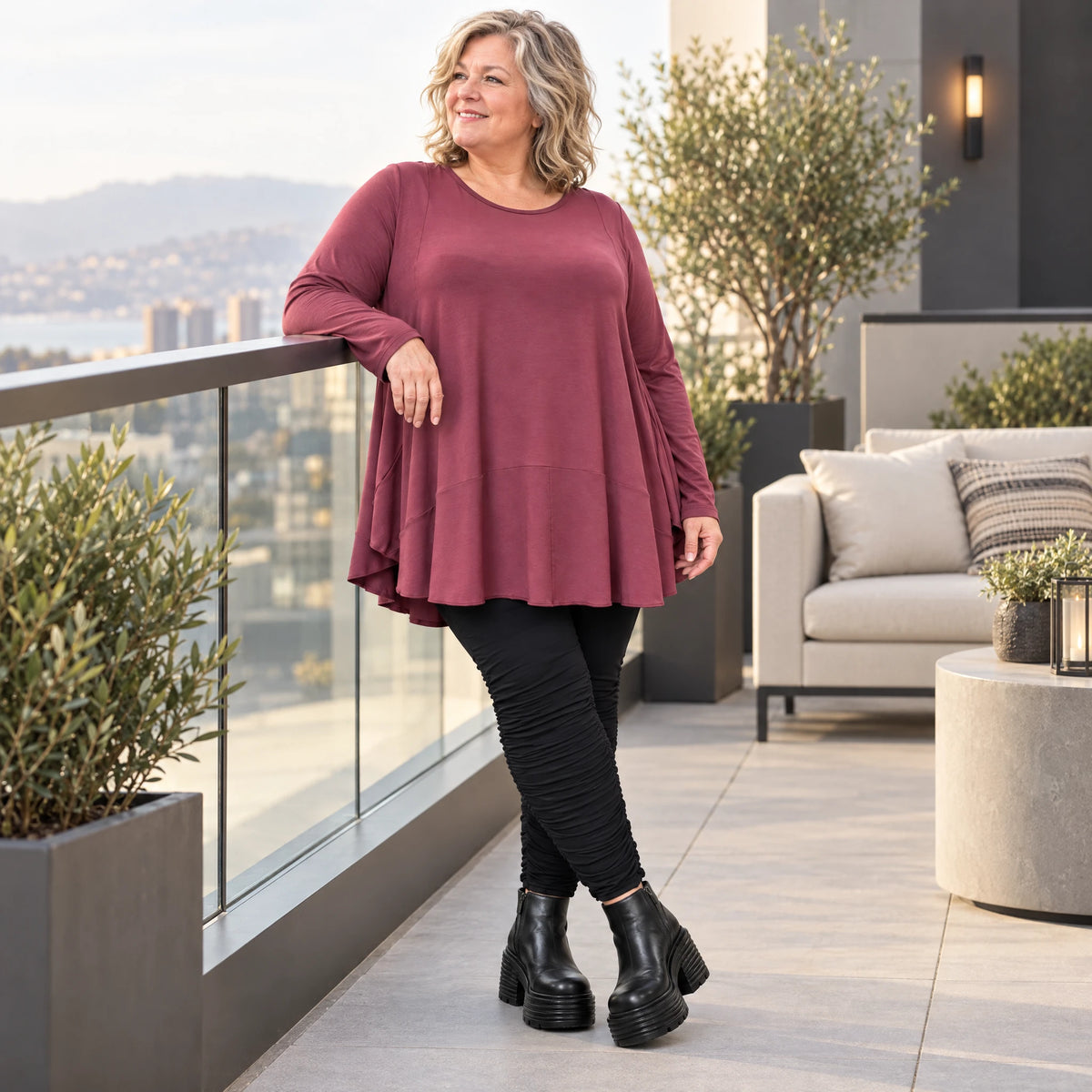 Bequemes Langarmshirt in sattem Bordeaux aus weichem Modal Stretch mit gerundeter Form