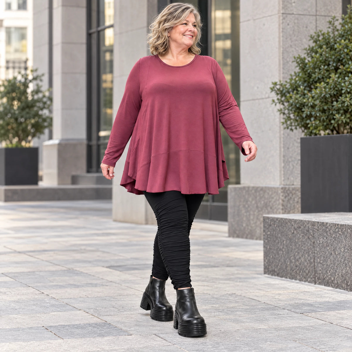 Bequemes Langarmshirt in sattem Bordeaux aus weichem Modal Stretch mit gerundeter Form