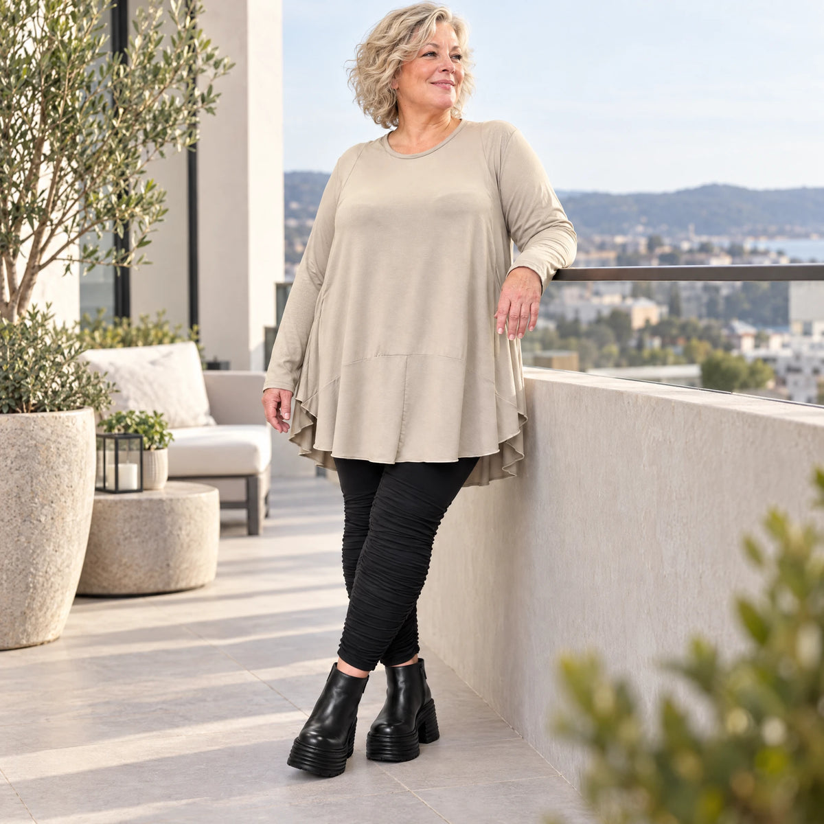 Langarmshirt in Taupe aus feinem Modalstretch mit Seitentaschen und gerundeter Silhouette