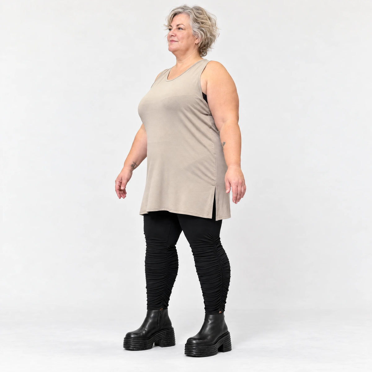Ärmelloses Top in Taupe aus fließendem Modal mit Rundhalsausschnitt und Seitenschlitzen