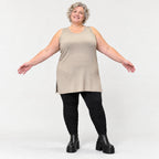 Ärmelloses Top in Taupe aus fließendem Modal mit Rundhalsausschnitt und Seitenschlitzen