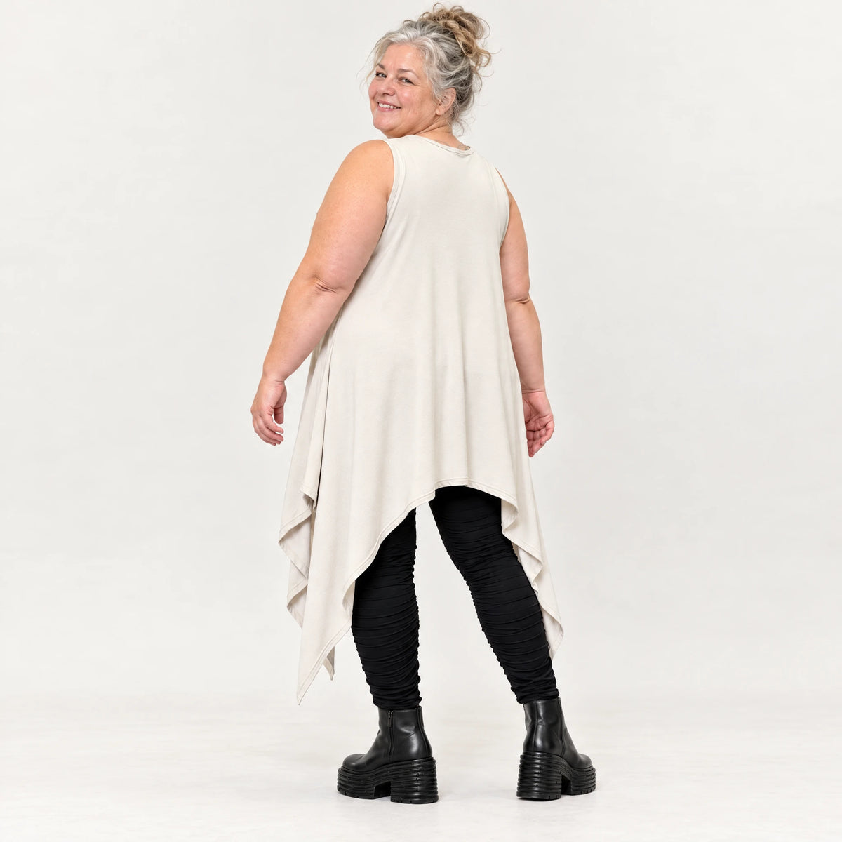 Ärmellose Tunika in Beige aus Modalstretch mit fließender A-Linie und langen Seitenspitzen