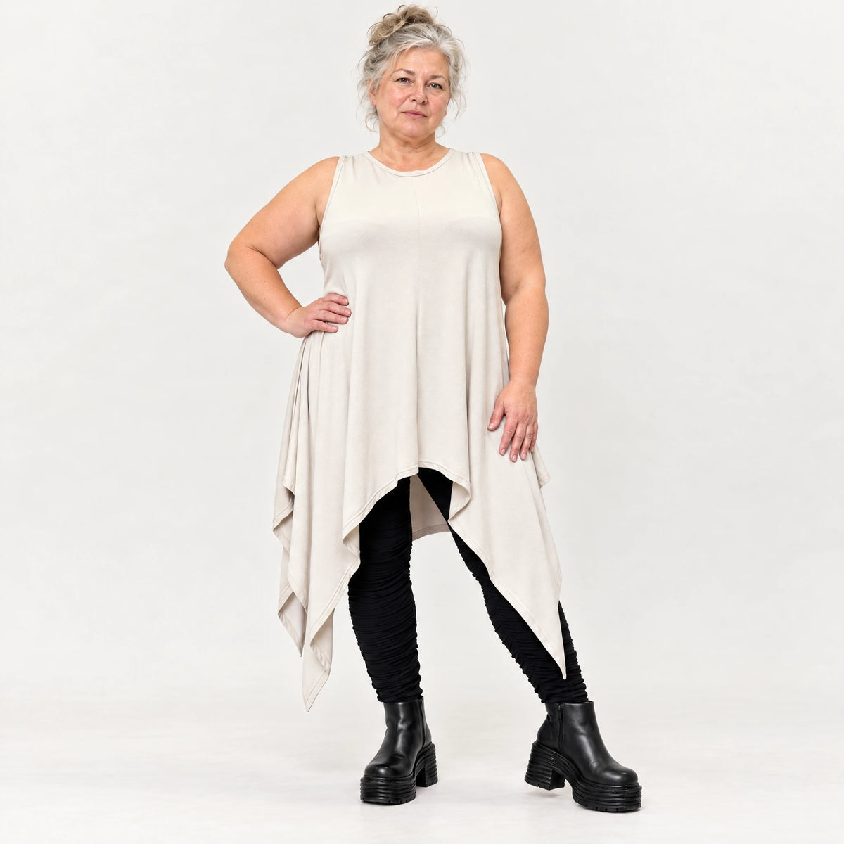 Ärmellose Tunika in Beige aus Modalstretch mit fließender A-Linie und langen Seitenspitzen