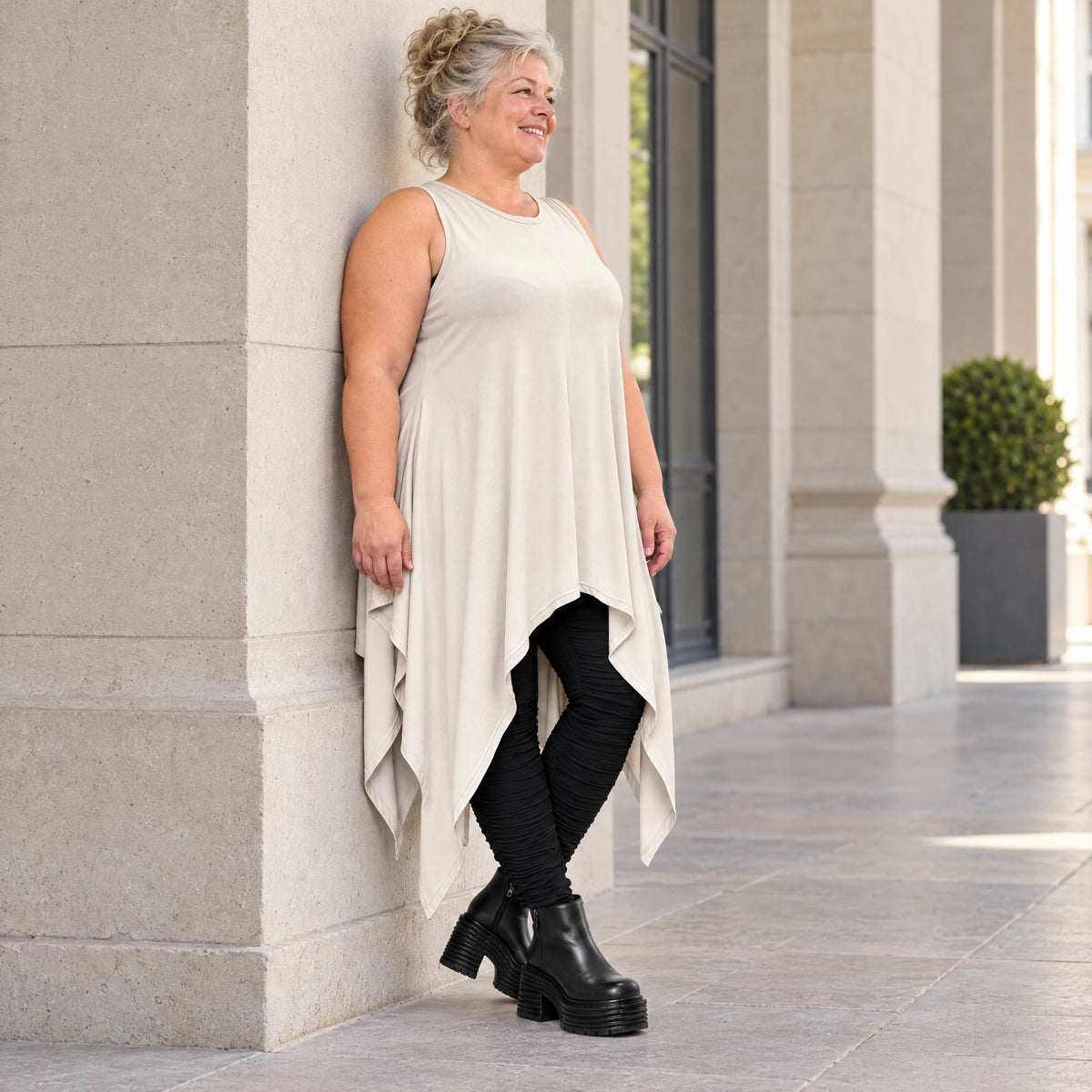 Ärmellose Tunika in Beige aus Modalstretch mit fließender A-Linie und langen Seitenspitzen