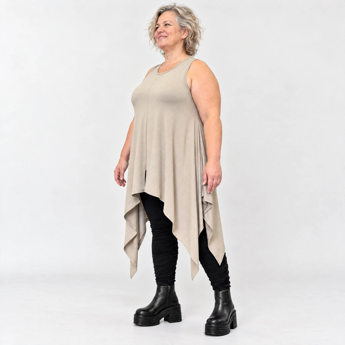 Ärmellose Tunika in Taupe aus weichem Modal Stretch mit lockerer A-Linie und Seitenspitzen