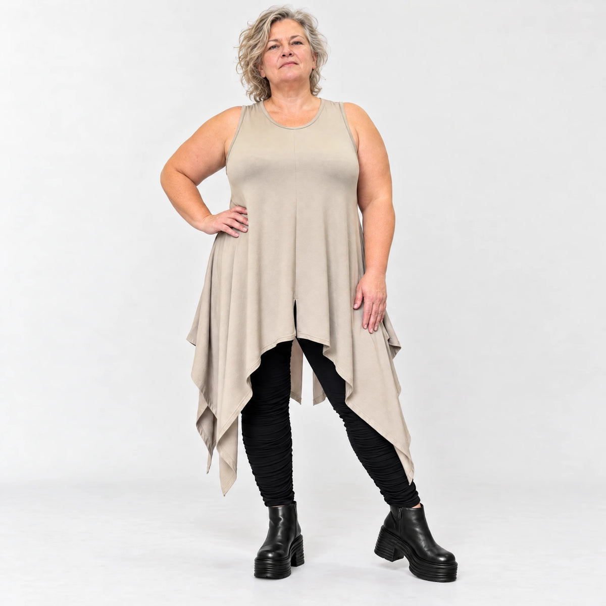 Ärmellose Tunika in Taupe aus weichem Modal Stretch mit lockerer A-Linie und Seitenspitzen