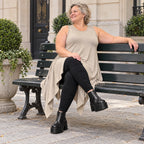 Ärmellose Tunika in Taupe aus weichem Modal Stretch mit lockerer A-Linie und Seitenspitzen