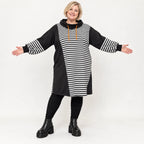 Gestreiftes Jerseykleid in Orange/Schwarz/Weiß mit Rollkragen und Kapuze in gerader Form