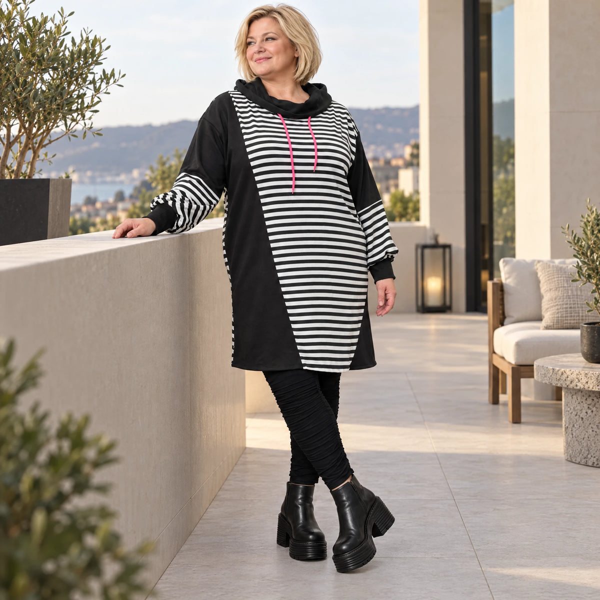 Gestreiftes Winterkleid aus Stretchjersey in Schwarz/Weiß/Pink mit Rollkragen und Kapuze