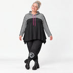 Gerader Kapuzenüberwurf aus weichem Stretchjersey in Schwarz/Weiß/Pink mit Streifenmuster
