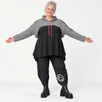 Gerader Kapuzenüberwurf aus weichem Stretchjersey in Schwarz/Weiß/Pink mit Streifenmuster