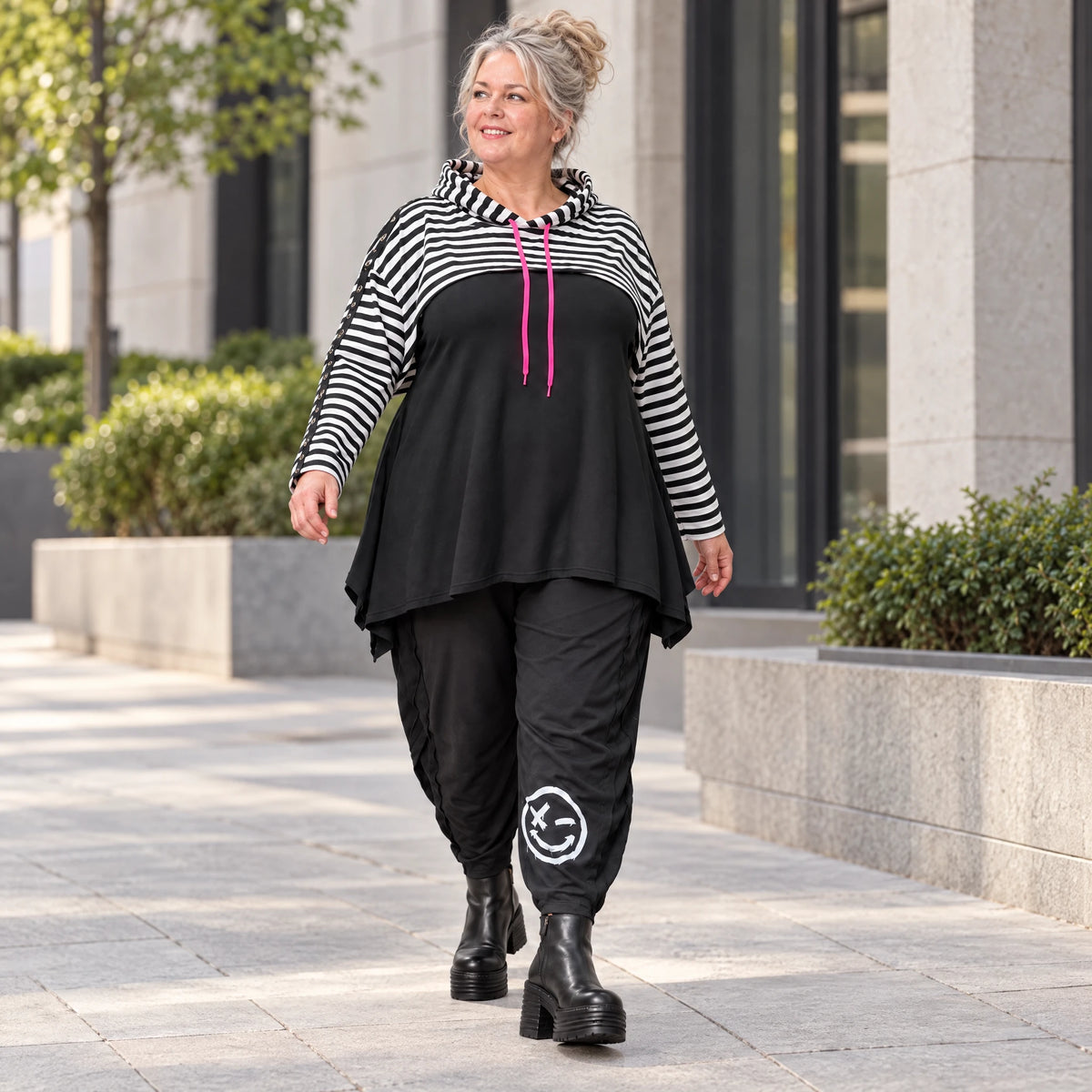Gerader Kapuzenüberwurf aus weichem Stretchjersey in Schwarz/Weiß/Pink mit Streifenmuster