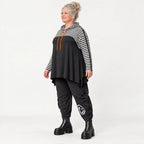 Kuscheliger Kapuzenüberwurf aus Stretchjersey mit Streifenmuster in Orange/Schwarz/Weiß