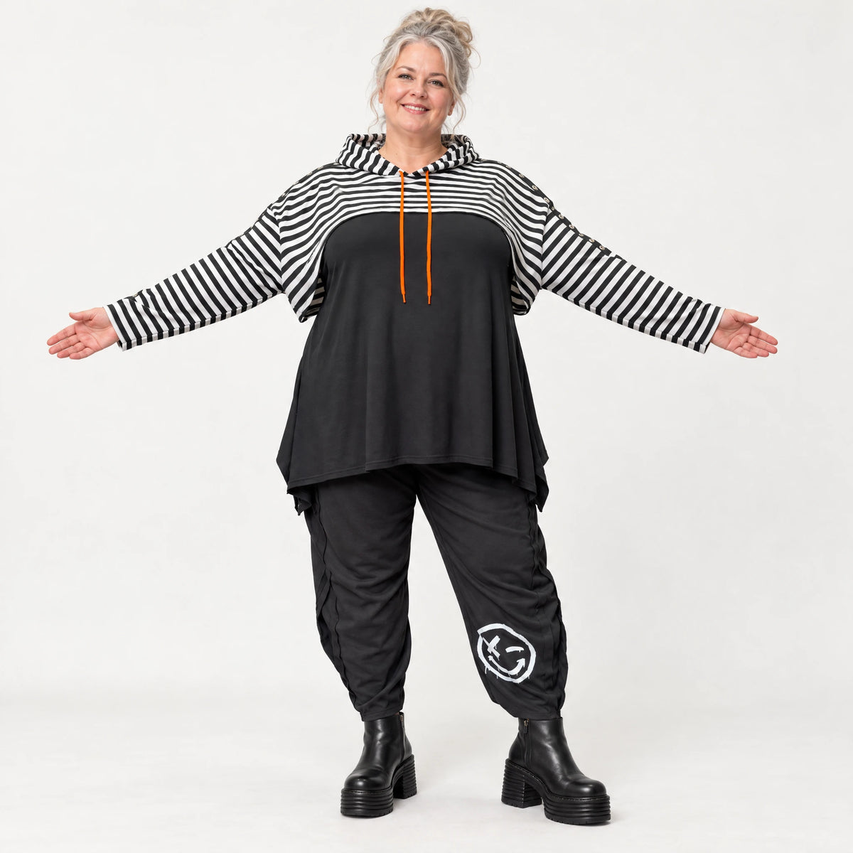 Kuscheliger Kapuzenüberwurf aus Stretchjersey mit Streifenmuster in Orange/Schwarz/Weiß