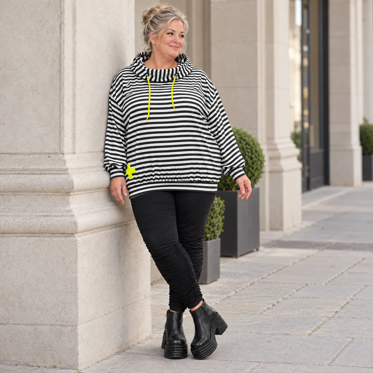 Kapuzenhoody aus Italien in Gelb/Schwarz/Weiß mit Streifendesign aus feinem Stretchjersey