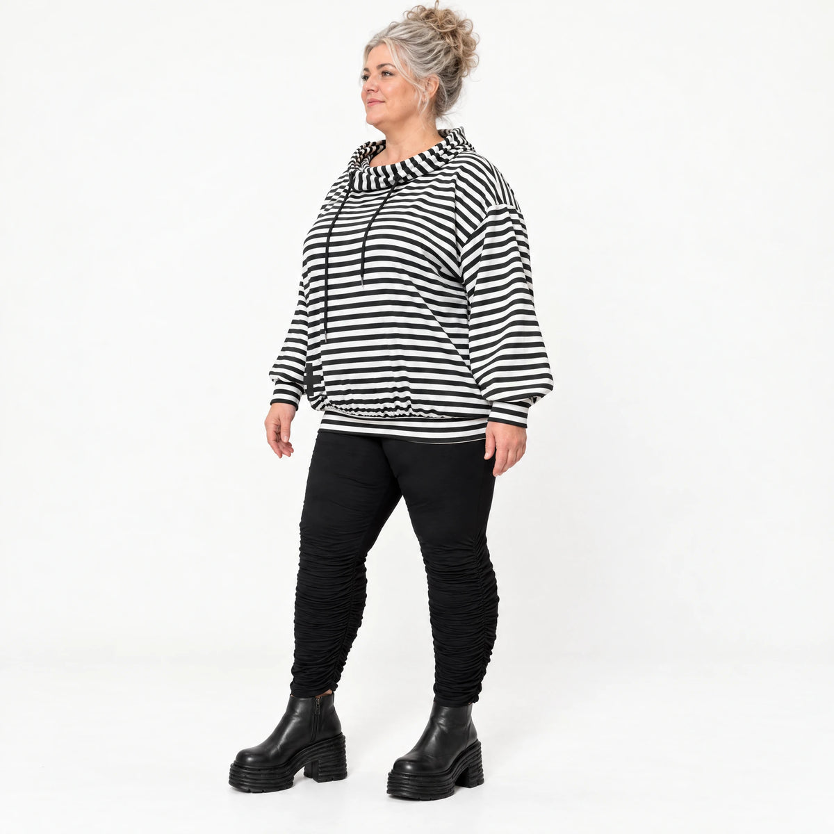 Gestreifter Hoody in Schwarz/Weiß aus weichem Stretchjersey mit Kapuze und langen Ärmeln