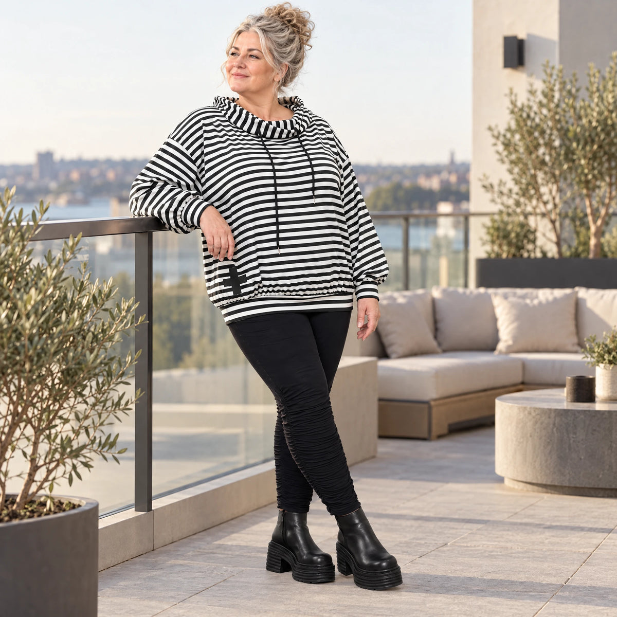 Gestreifter Hoody in Schwarz/Weiß aus weichem Stretchjersey mit Kapuze und langen Ärmeln