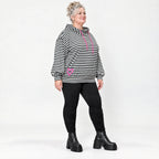 Gestreifter Hoodie in Schwarz/Weiß/Pink aus Stretchjersey mit Kapuze und gerafften Ärmeln