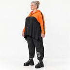 Kapuzenüberwurf in leuchtendem Orange aus feinem Stretchjersey mit Tunnelzug und Vokuhila