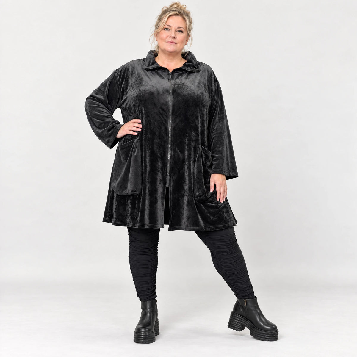 Fleecejacke in Schwarz mit Stehkragen und großen Taschen in Vokuhilalänge mit Stretch