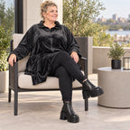 Fleecejacke in Schwarz mit Stehkragen und großen Taschen in Vokuhilalänge mit Stretch