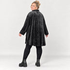 Fleecejacke in Schwarz mit Stehkragen und großen Taschen in Vokuhilalänge mit Stretch