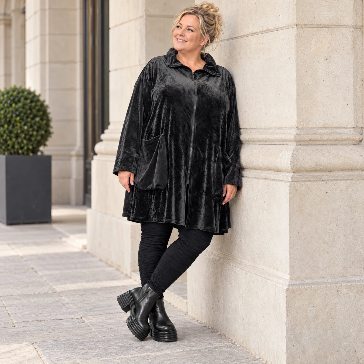 Fleecejacke in Schwarz mit Stehkragen und großen Taschen in Vokuhilalänge mit Stretch