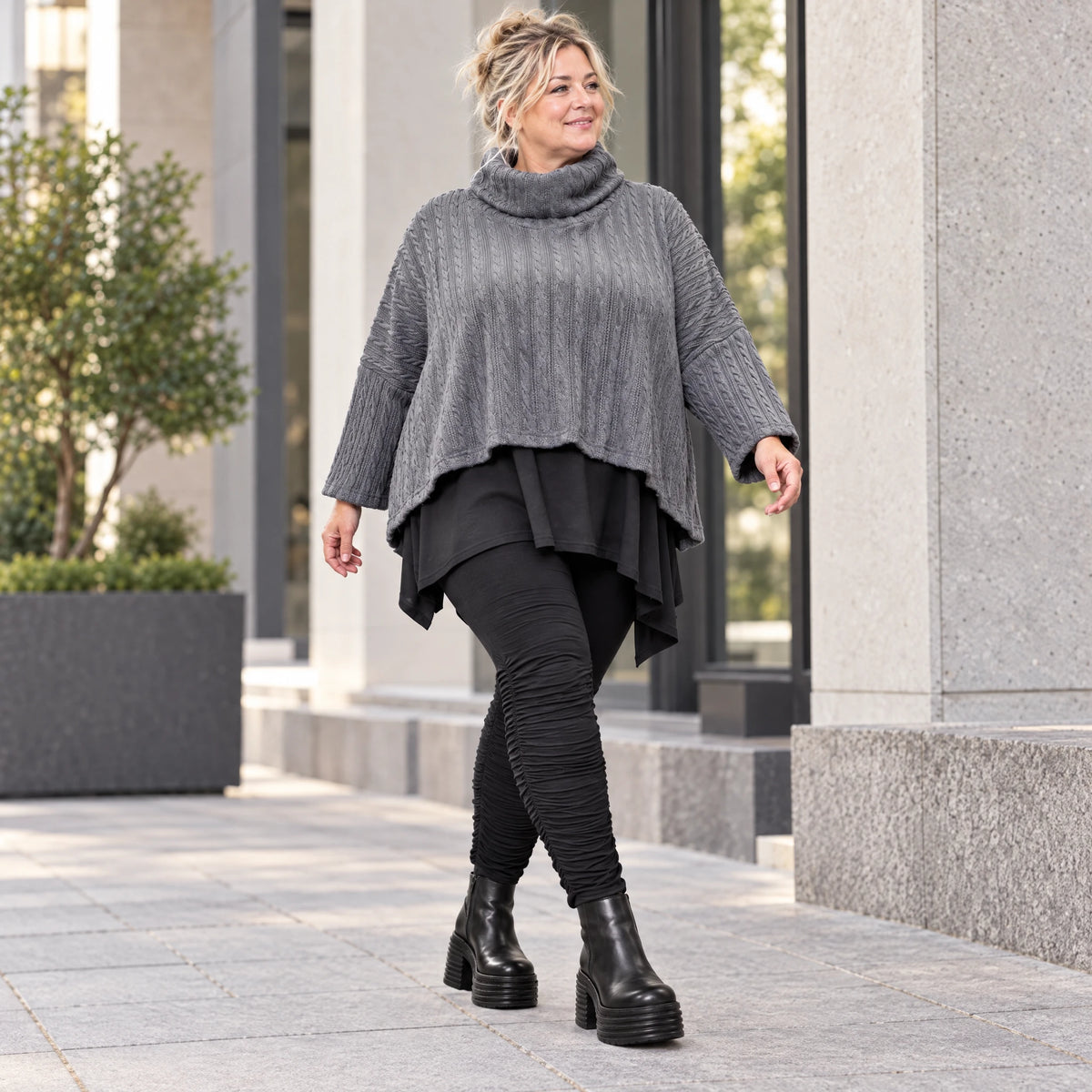 Strickshirt in Grau mit Rollkragen und kastiger Passform aus feinem und weichem Strick