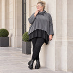 Strickshirt in Grau mit Rollkragen und kastiger Passform aus feinem und weichem Strick