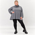 Strickshirt in Grau mit weichem Rollkragen und fließender A-Linie aus feinem Strick