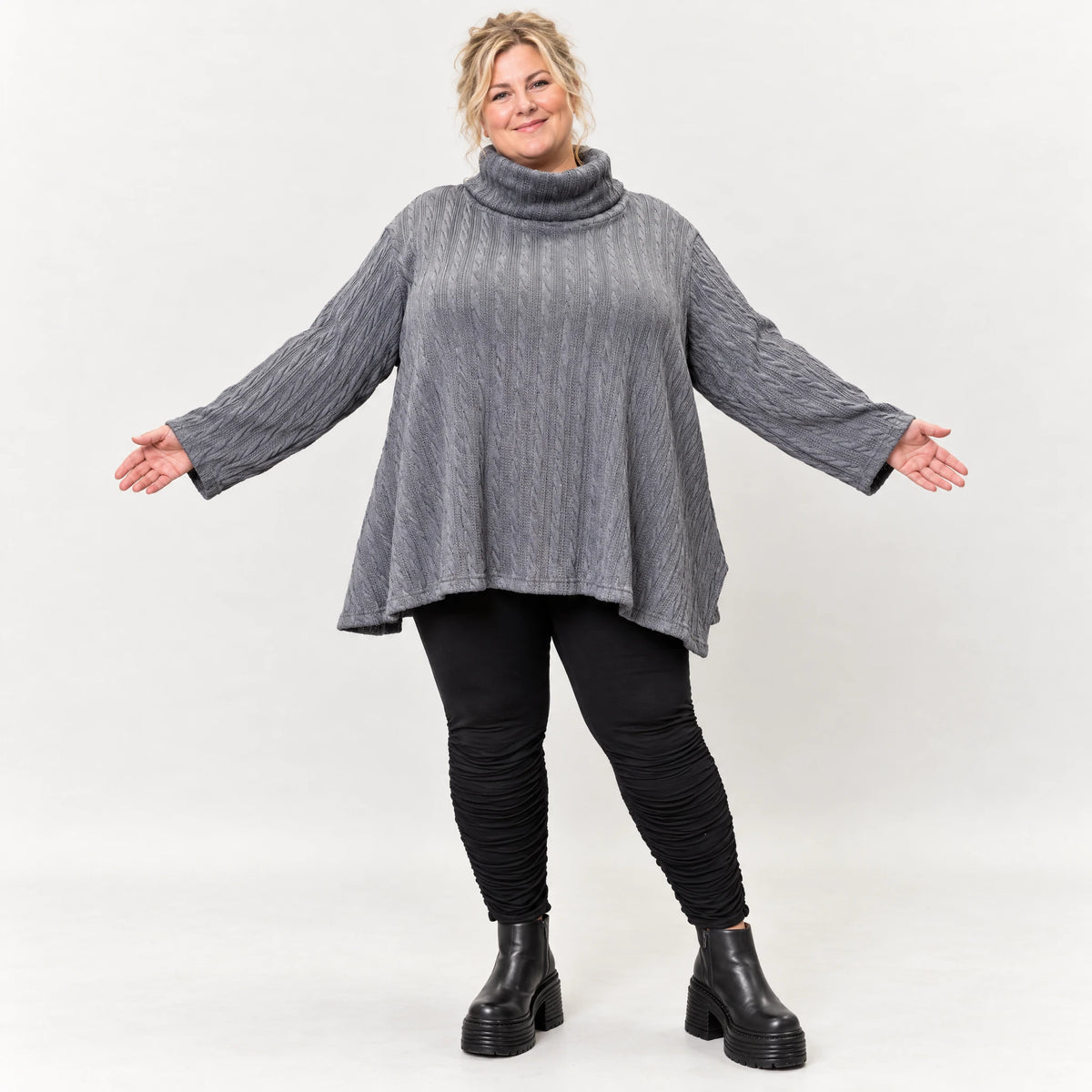 Strickshirt in Grau mit weichem Rollkragen und fließender A-Linie aus feinem Strick